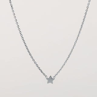 Collana da donna con stella minimal e catena sottile