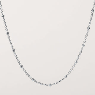 Collana in argento 925 con catena sottile e piccoli dettagli decorativi minimal design
