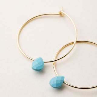 Orecchini a cerchio in argento 925 placcato oro con goccia pendente in turchese sintetico