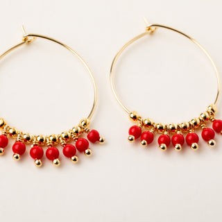 Orecchini a cerchio 2 cm in argento 925 placcato oro con pendenti decorativi in corallo sintetico