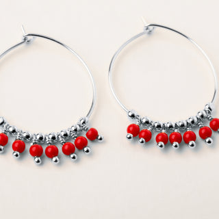 Orecchini a cerchio 2 cm in argento 925 placcato oro con pendenti decorativi in corallo sintetico
