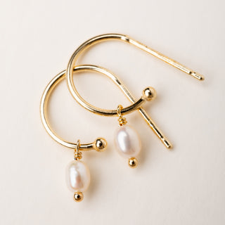 Orecchini cerchio piccoli in argento 925 placcato oro con perla d’acqua dolce pendente