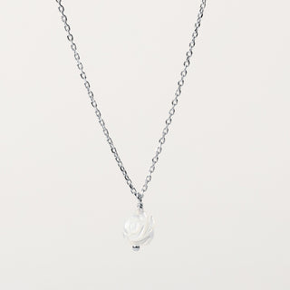Collana in argento 925  con fiore in madreperla. Raffinata e luminosa.