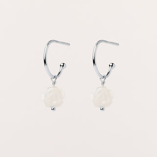 Orecchini a cerchio piccoli con fiore in madreperla. Eleganti e luminosi.