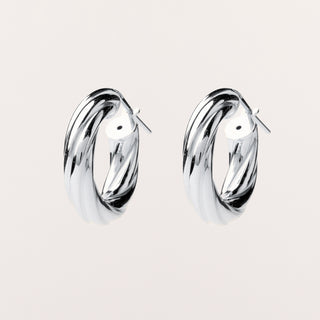 Orecchini a cerchio classici in argento 925 .