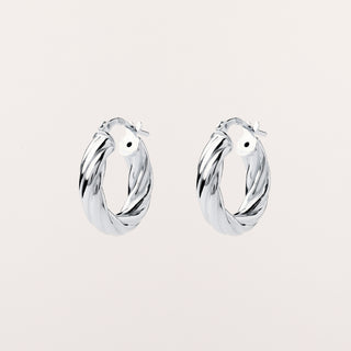 Orecchini a cerchio medi in argento 925 .