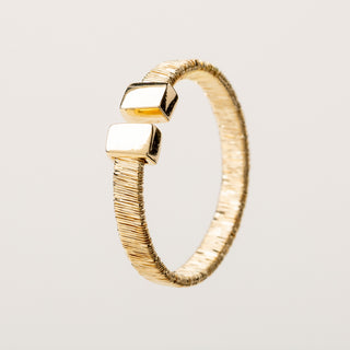 Anello statement regolabile oro con design geometrico texture rigata