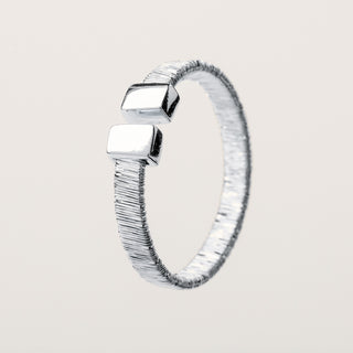 Anello statement regolabile Argento con design geometrico texture rigata