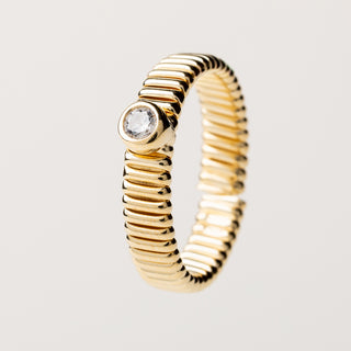 Anello oro texture pietra elegante