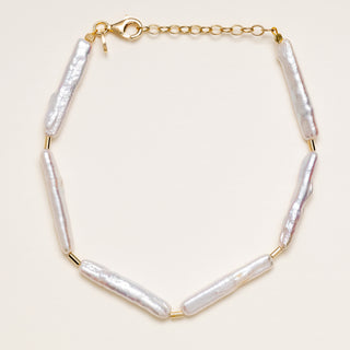 Bracciale con perle d'acqua dolce allungate e chiusura regolabile in oro