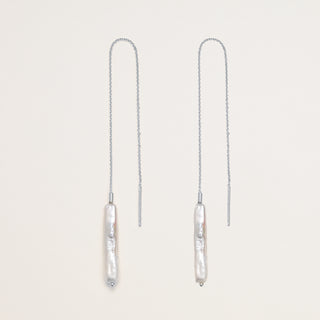 Orecchini lunghi con perle d'acqua dolce e catena sottile dorata