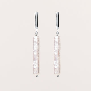 Orecchini pendenti con perle d'acqua dolce e dettagli Argento minimal