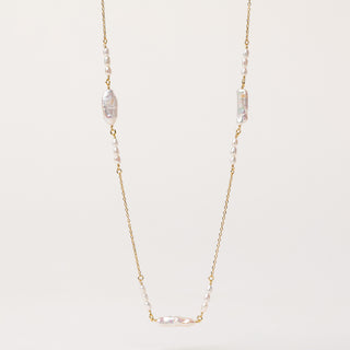 Collana lunga con perle d'acqua dolce distribuite su catena oro