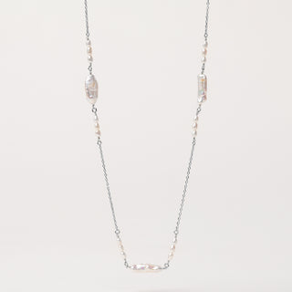 Collana lunga con perle d'acqua dolce distribuite su catena Argento