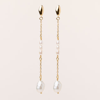 Orecchini lunghi con perle d'acqua dolce e catena oro