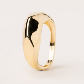 anello statement oro design scultoreo