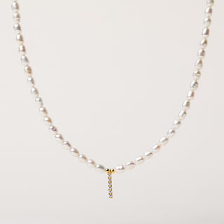 Collana in argento placcato oro con vere perle d'acqua dolce, design elegante.