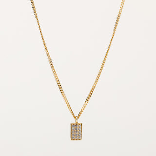 Collana in oro con ciondolo rettangolare riempito di zirconi luminosi.