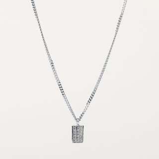 Collana in oro con ciondolo rettangolare riempito di zirconi luminosi.