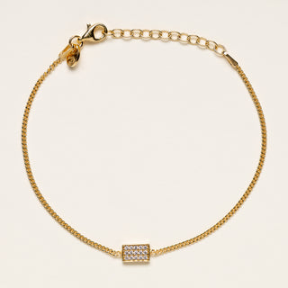 Bracciale a catena con charm centrale rettangolare pieno di brillanti zirconi.