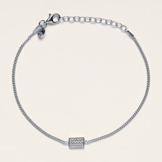 Bracciale a catena con charm centrale rettangolare pieno di brillanti zirconi.