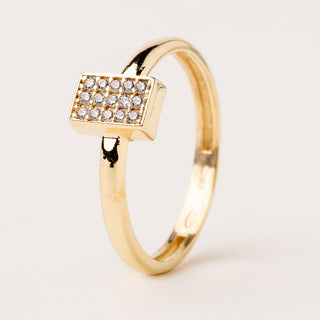 Anello con testa rettangolare interamente decorata da brillanti zirconi su fascia dorata.