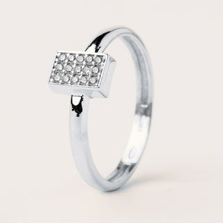 Anello con testa rettangolare interamente decorata da brillanti zirconi su fascia dorata.