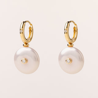 Orecchini a cerchietto piccoli con incastonato uno zircone e un charm in perla pendente.
