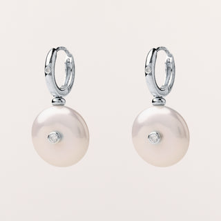 Orecchini a cerchietto piccoli con incastonato uno zircone e un charm in perla pendente.