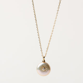 Collana sottile in oro con pendente a perla e punto luce in zircone.