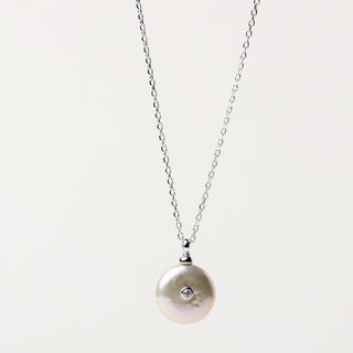 Collana sottile in oro con pendente a perla e punto luce in zircone.