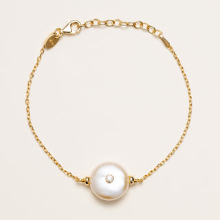 Bracciale a maglia sottile con una singola perla d'acqua dolce al centro.