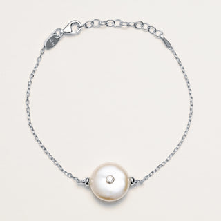 Bracciale a maglia sottile con una singola perla d'acqua dolce al centro.