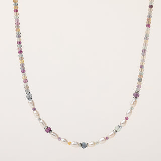 Collana in argento rodiato con perle naturali d'acqua dolce e fluorite.