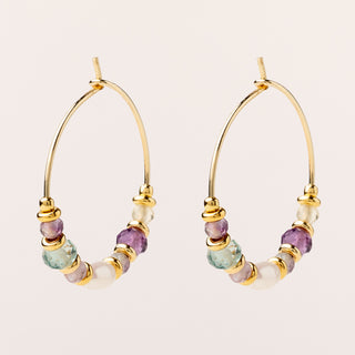 Orecchini a cerchio in argento dorato con perle naturali e fluorite.