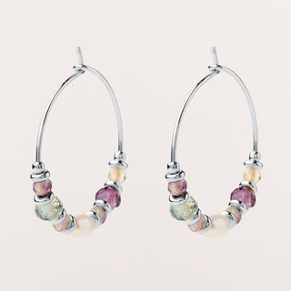 Orecchini a cerchio in argento rodiato con perle naturali e fluorite.
