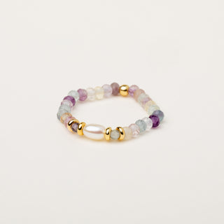 Anello elasticizzato in argento dorato con perle d'acqua dolce e fluorite.