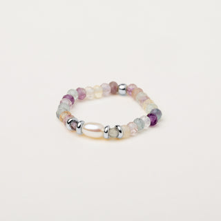 Anello elasticizzato in argento rodiato con perle d'acqua dolce e fluorite.