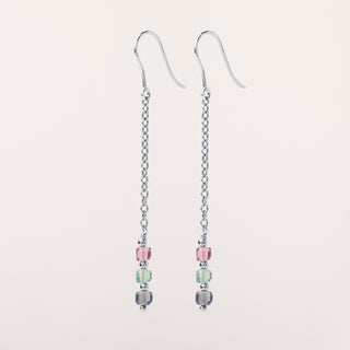 Orecchini ad amo pendenti in argento rodiato con pietra fluorite.