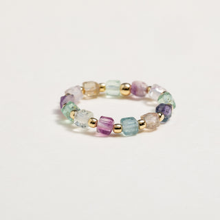Anello elastico in argento placcato oro con pietra fluorite cubica.