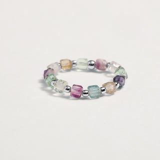 Anello elastico in argento rodiato con pietra fluorite cubica.