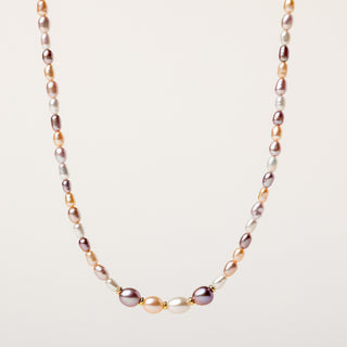 Collana corta con perle d’acqua dolce multicolor e dettaglio centrale