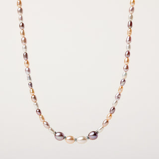 Collana corta con perle d’acqua dolce multicolor e dettaglio centrale