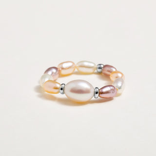 Anello regolabile con perle d’acqua dolce multicolor e perla centrale