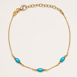 Bracciale a catena in argento dorato con pietra turchese naturale.