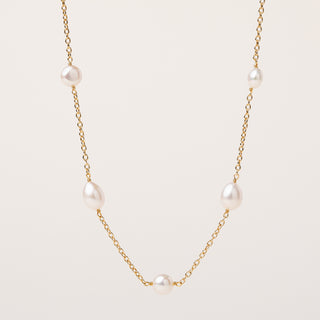 Collana elegante in argento 925 placcato oro con perle d’acqua dolce distribuite lungo la catena. Raffinata, luminosa e fatta a mano in Italia.