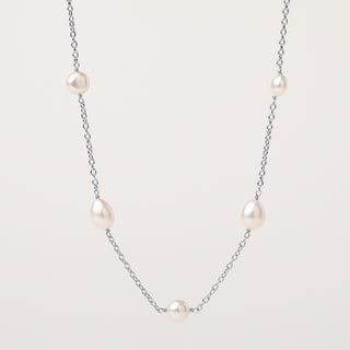 Collana elegante in argento 925 placcato rodio con perle d’acqua dolce distribuite lungo la catena. Raffinata, luminosa e fatta a mano in Italia.