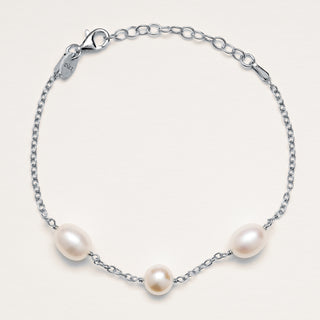 Bracciale elegante in argento 925 placcato rodio con perle d’acqua dolce distribuite lungo la catena. Raffinata, luminosa e fatta a mano in Italia.