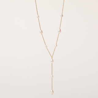 Collana elegante a Y in argento 925 placcato oro con perle d’acqua dolce distribuite lungo la catena. Raffinata, luminosa e fatta a mano in Italia.