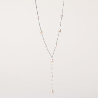 Collana elegante a Y in argento 925 placcato rodio con perle d’acqua dolce distribuite lungo la catena. Raffinata, luminosa e fatta a mano in Italia.
